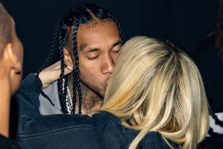 Avril Lavigne and Tyga Kissing